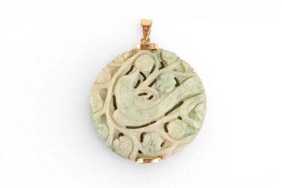 PENDENTIF en pierre dure verte à décor d'oiseau, travail asi…