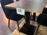 une table sur laquelle est posé un chiffre, au milieu d'une pièce