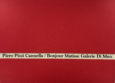 une boîte rouge sur laquelle est collée une étiquette en noir et blanc