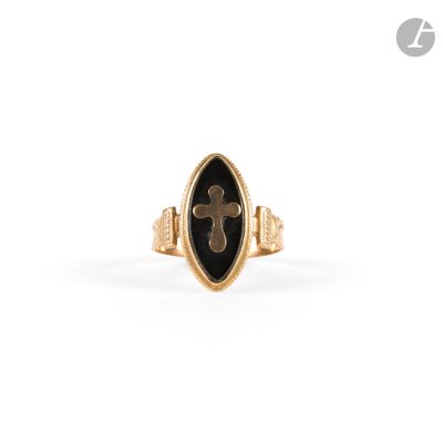 l'image d'une bague en or ornée d'une croix
