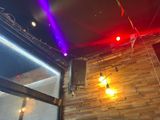 lights that are hanging from the ceiling of a restaurant
