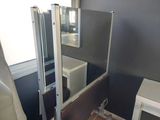 une salle de bain avec un lavabo et un miroir