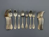 six cuillères et six fourchettes alignées en rangée