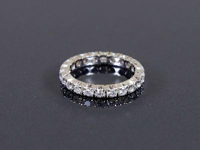 gros plan d'une bague en diamant sur une surface noire