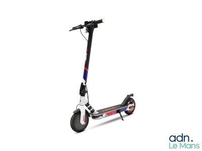 gros plan d'un scooter sur fond blanc