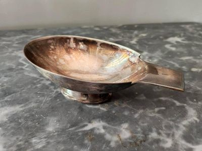 Christian Fjerdingstad (1891-1968). Saucière cygne en métal argenté. T