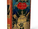 un vieux livre posé sur une table à côté d'un fond blanc