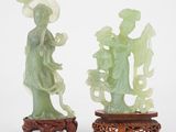 paire de figurines chinoises en jade sculpté représentant une femme et un enfant