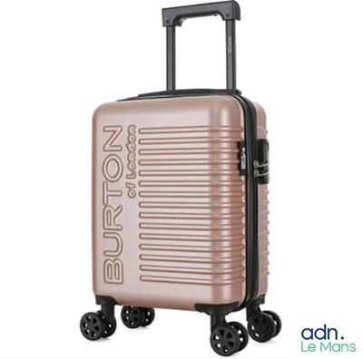 un gros plan d'une valise à roulettes sur fond blanc