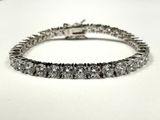 gros plan d'un bracelet en diamant sur une surface blanche