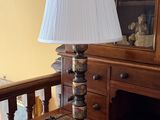 une lampe posée sur une table dans une pièce