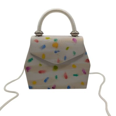 sac à main blanc orné de plumes multicolores et d'un cordon blanc