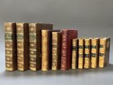 plusieurs vieux livres sont alignés sur une table