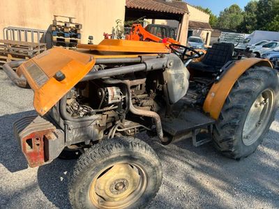 un tracteur garé sur un parking