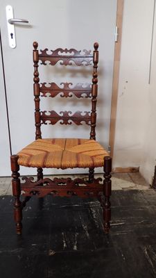 Chaise en bois tourné, montant à colonne, le dossier à barre…