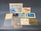de nombreux livres anciens exposés sur une table