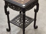 une image représentant une petite table avec un plateau en bois et des pieds en métal