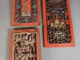 trois plaques chinoises en bois sculpté