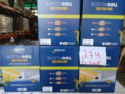 plusieurs cartons sont empilés les uns sur les autres dans un entrepôt