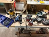 de nombreux outils sur un établi dans un garage