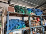de nombreux types de tuyaux sur les étagères du garage