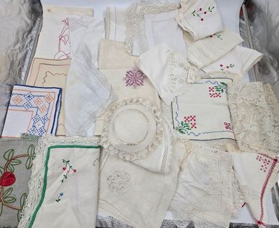 de nombreux types de tissus brodés dans une valise