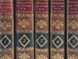 Plusieurs vieux livres sont empilés les uns sur les autres, alignés en rangée.