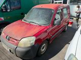 une camionnette rouge garée sur un parking à côté d'une camionnette verte
