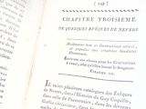 un livre ouvert avec l'image d'un oiseau dessus