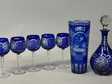 beaucoup de verres à vin et une carafe sur la table