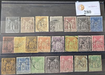 un ensemble de timbres présenté dans une vitrine posée sur une table