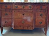 une commode avec un plateau en marbre au milieu d'une pièce