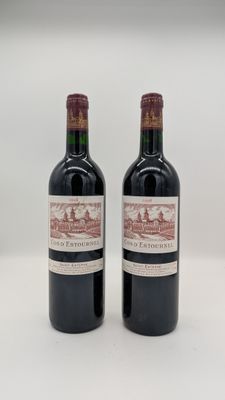 deux bouteilles de vin rouge posées l'une à côté de l'autre sur une table