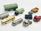 un grand nombre de petites voitures et de camions sur une surface blanche