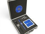 un étui ouvert contenant une montre et un CD