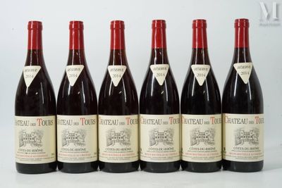 six bouteilles de vin rouge sont alignées