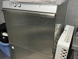 un lave-vaisselle argenté posé sur un chariot en métal