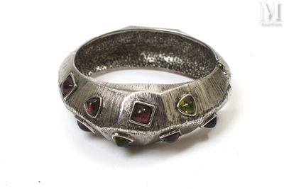 une image représentant une bague en argent sertie de grenats