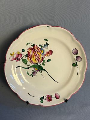 une assiette avec un motif floral sur une table