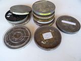 de nombreuses boîtes de conserve posées sur une table