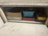 une photo d'un petit local de rangement rempli d'outils