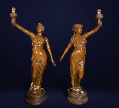 Belle et grande paire de lampes Nymphe Art Nouveau en bronze…