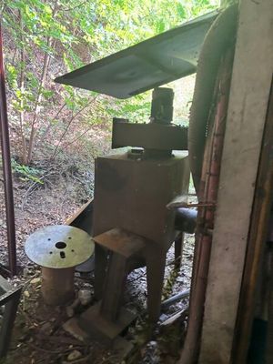 une vieille machine qui traîne dans les bois