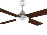 Le ventilateur de plafond est blanc ; il est équipé de pales en bois et d'une télécommande.