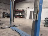 deux ascenseurs bleus rangés l'un à côté de l'autre dans un garage