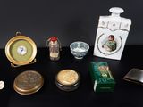 un grand nombre d'objets posés sur une table