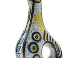 un vase orné d'un oiseau sur fond blanc