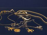 beaucoup de bijoux en or sur une surface noire