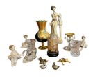 un grand nombre de figurines posées sur une table