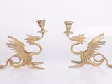 paire de bougeoirs anciens en laiton ornés de têtes de dragon